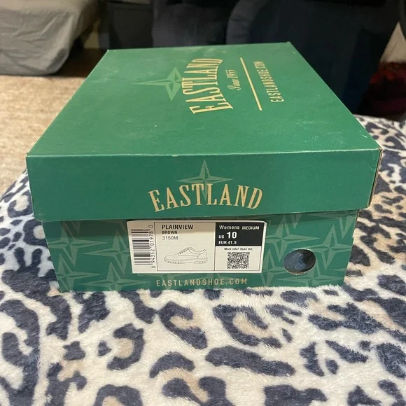 New in box! Eastland Plainview brown lace up shoes. Size 10. - Picture 4 of 5